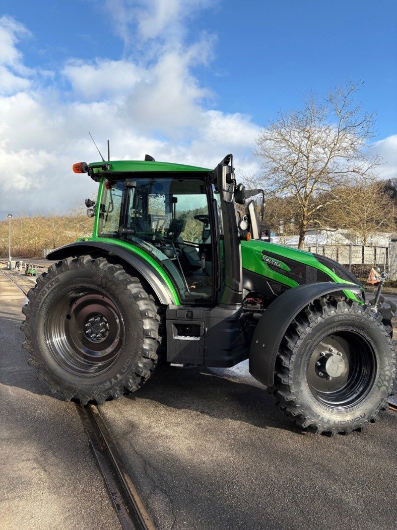 Traktor des Typs Valtra G135 Versu, Ausstellungsmaschine in Schaffhausen (Bild 4)