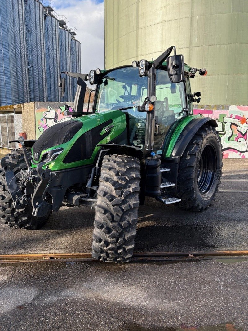 Traktor des Typs Valtra G135 Versu, Ausstellungsmaschine in Schaffhausen (Bild 2)