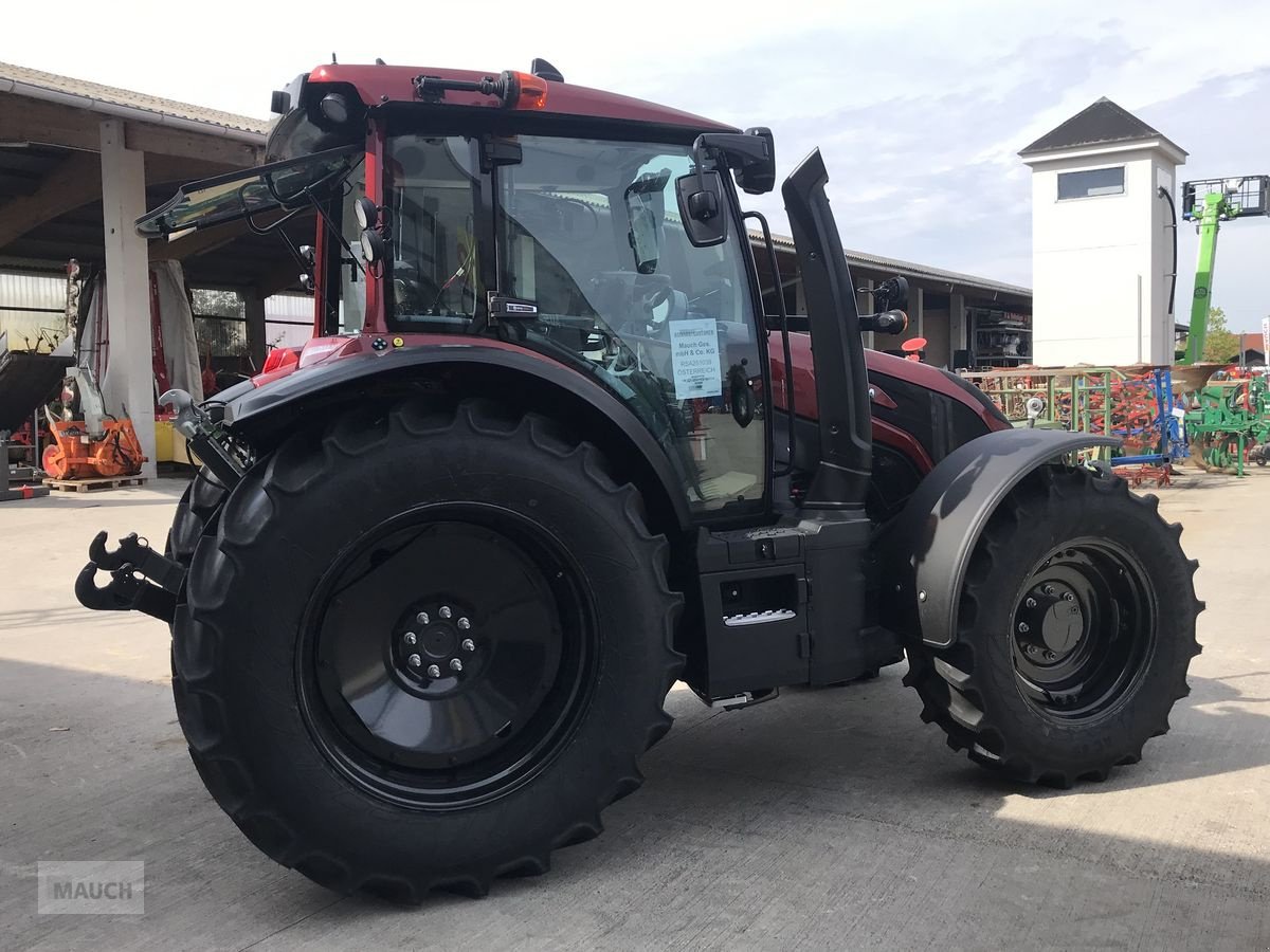 Traktor of the type Valtra G135 VERSU, Neumaschine in Burgkirchen (Picture 8)