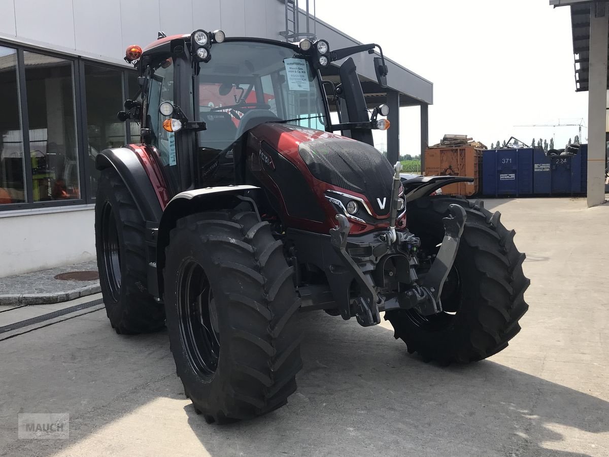 Traktor of the type Valtra G135 VERSU, Neumaschine in Burgkirchen (Picture 10)