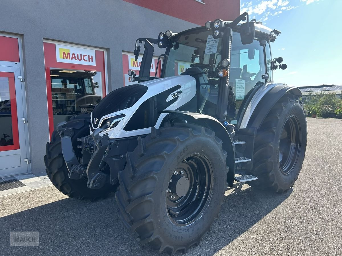 Traktor of the type Valtra G135, Neumaschine in Burgkirchen (Picture 1)