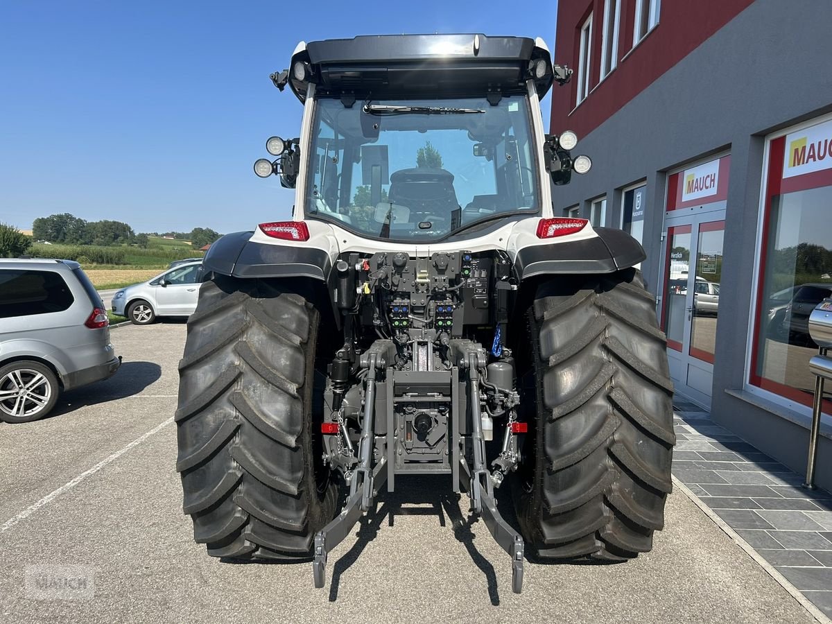 Traktor van het type Valtra G135, Neumaschine in Burgkirchen (Foto 9)