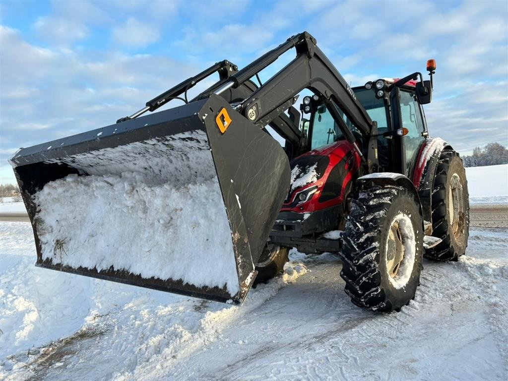 Traktor типа Valtra G135A Frontlæsser Alo. Kun 950 timer. Hich krog. Ring til Ulrik på 40255544. Jeg snakker Jysk, tysk og engelsk., Gebrauchtmaschine в Kolding (Фотография 2)