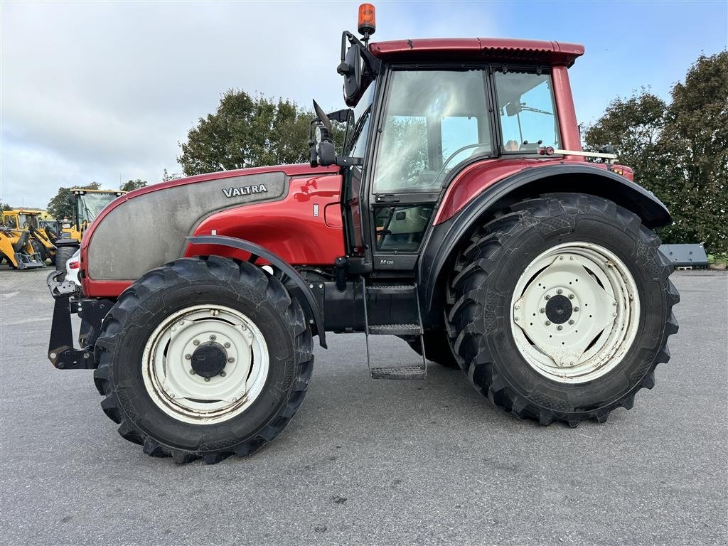 Traktor du type Valtra M120 KUN 3800 TIMER OG NÆSTEN NYE DÆK!, Gebrauchtmaschine en Nørager (Photo 3)