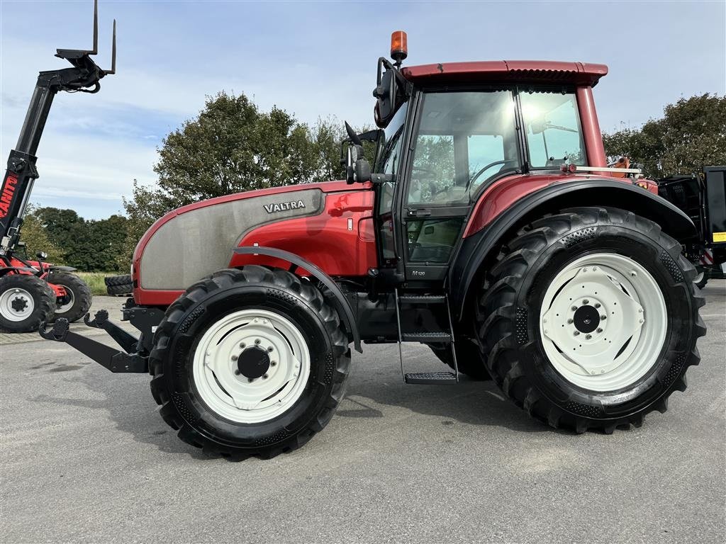 Traktor типа Valtra M120 KUN 3800 TIMER OG NÆSTEN NYE DÆK!, Gebrauchtmaschine в Nørager (Фотография 3)