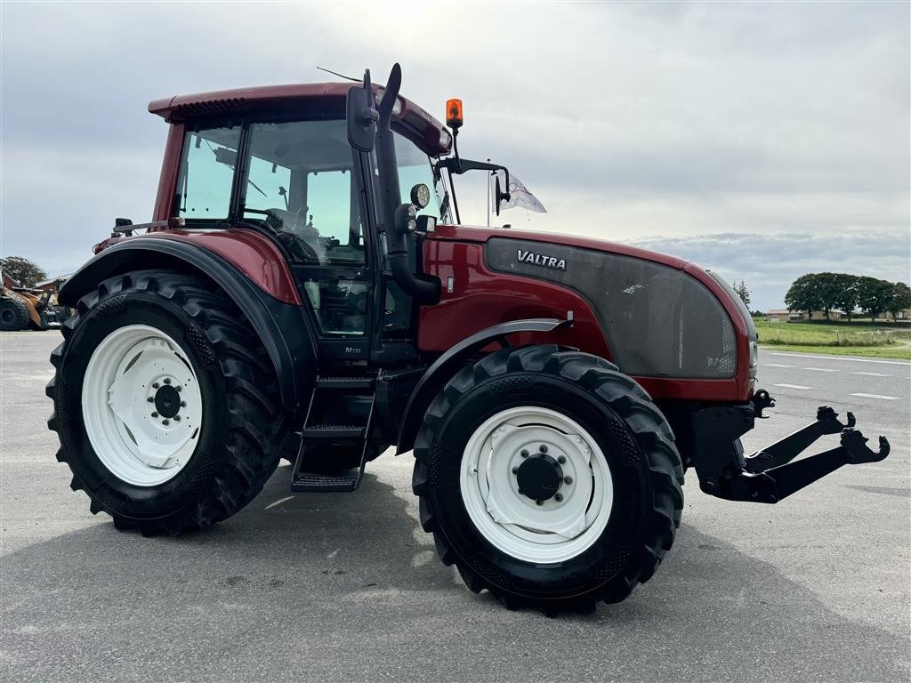 Traktor типа Valtra M120 KUN 3800 TIMER OG NÆSTEN NYE DÆK!, Gebrauchtmaschine в Nørager (Фотография 8)