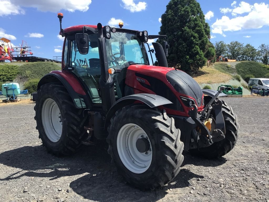 Traktor of the type Valtra N 114 H5, Gebrauchtmaschine in JOZE (Picture 1)