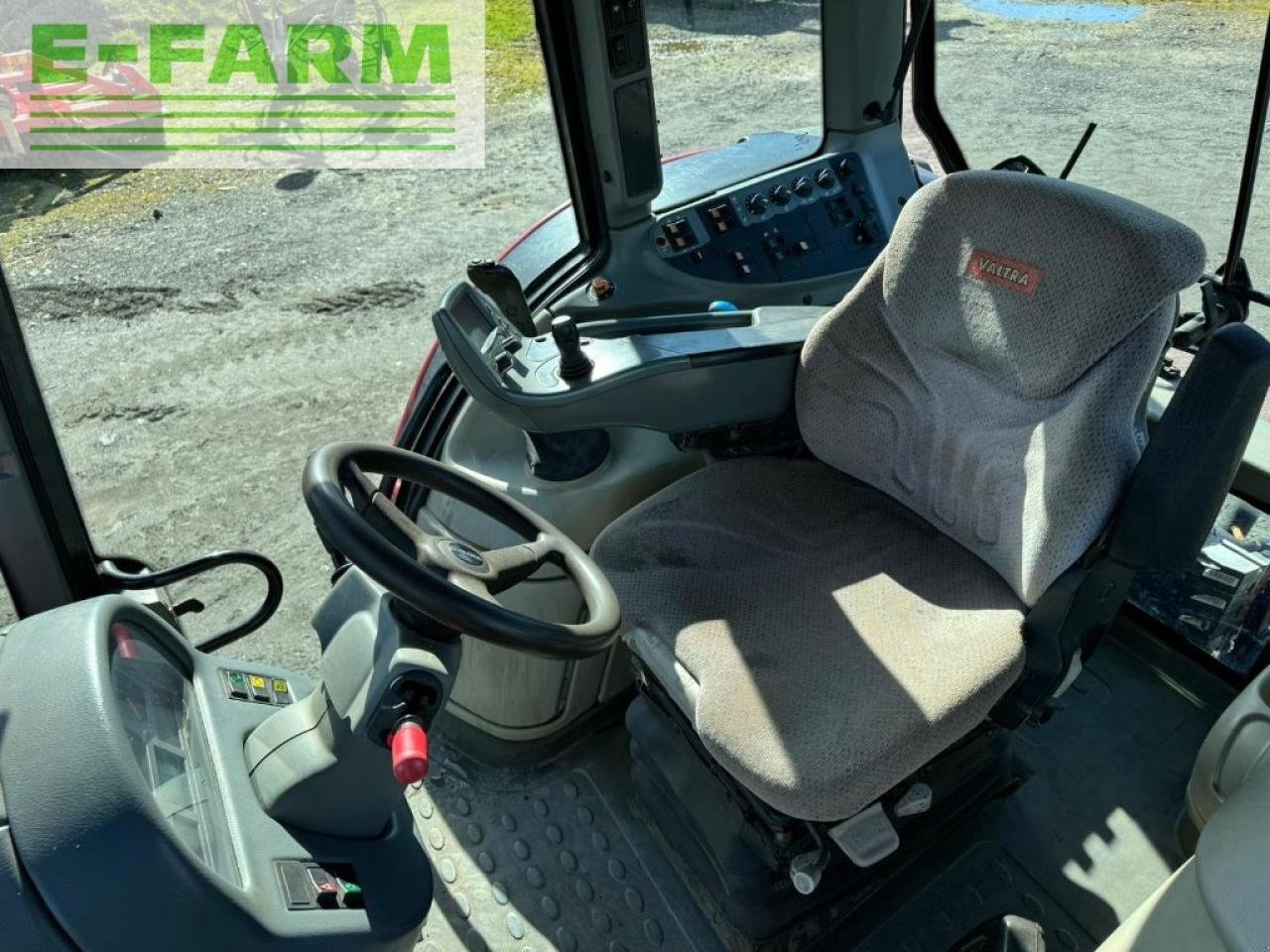 Traktor типа Valtra n 121 advance . destockage, Gebrauchtmaschine в Ytrac (Фотография 8)