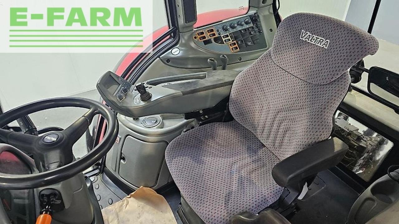 Traktor типа Valtra n 122 versu, Gebrauchtmaschine в MORDY (Фотография 4)