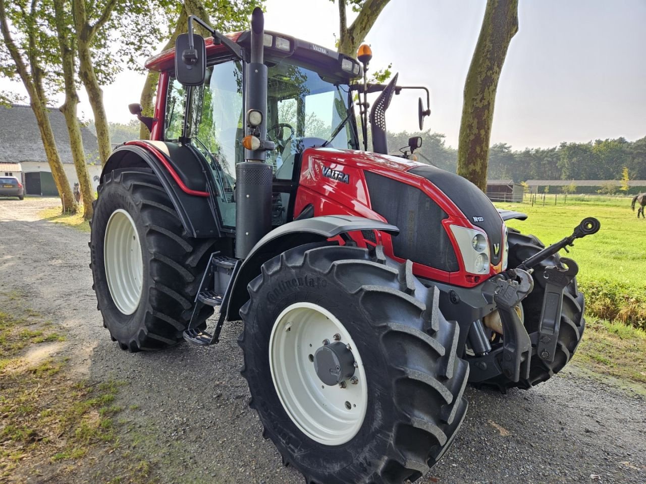 Traktor des Typs Valtra N 123 H5, Gebrauchtmaschine in Bergen op Zoom (Bild 2)