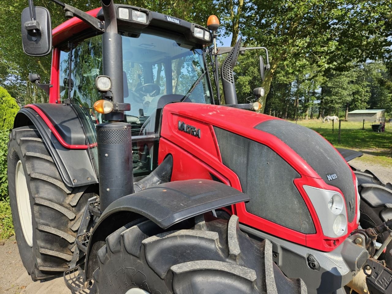 Traktor del tipo Valtra N 123 H5, Gebrauchtmaschine In Bergen op Zoom (Immagine 5)