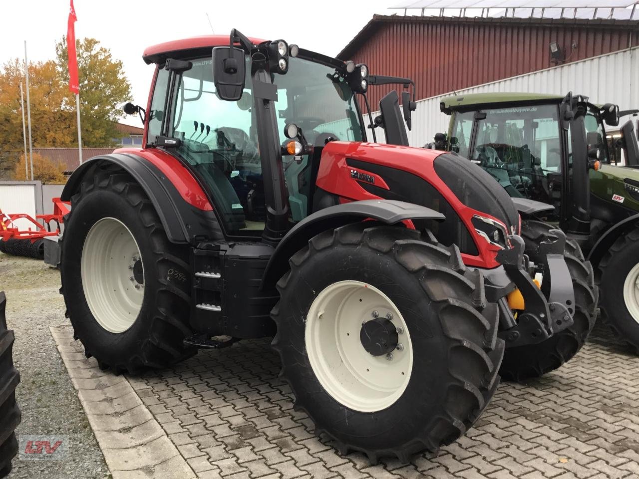 Traktor of the type Valtra N 135 A GL 2B1, Neumaschine in Eggenfelden (Picture 1)