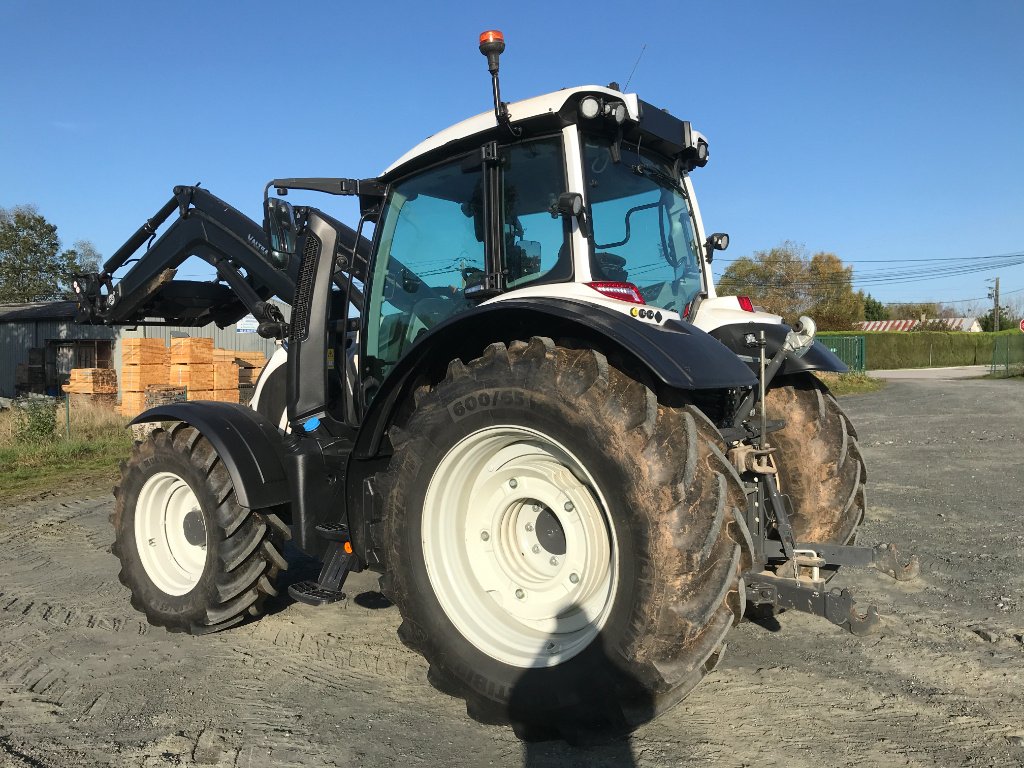 Traktor типа Valtra N 155 ACTIVE + CHARGEUR, Gebrauchtmaschine в UZERCHE (Фотография 3)