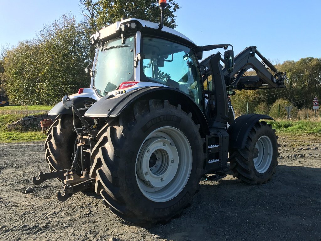 Traktor типа Valtra N 155 ACTIVE + CHARGEUR, Gebrauchtmaschine в UZERCHE (Фотография 4)