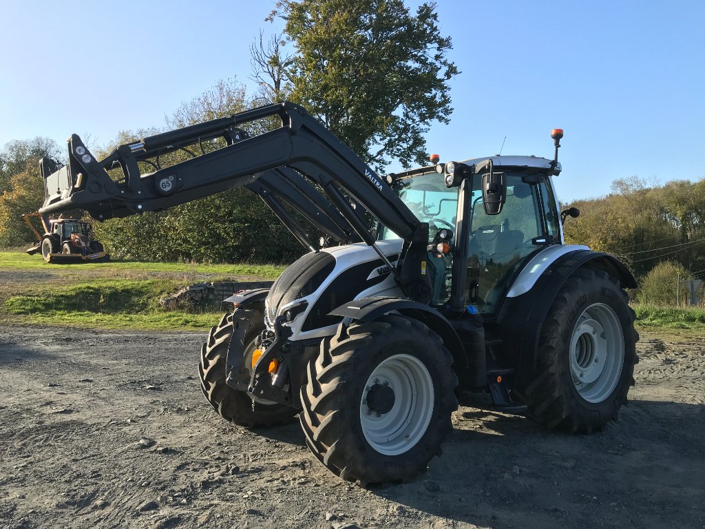 Traktor типа Valtra N 155 ACTIVE + CHARGEUR, Gebrauchtmaschine в UZERCHE (Фотография 2)