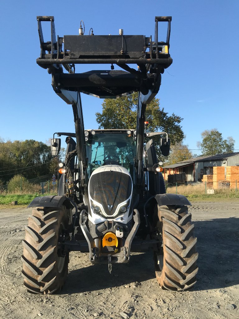 Traktor типа Valtra N 155 ACTIVE + CHARGEUR, Gebrauchtmaschine в UZERCHE (Фотография 5)