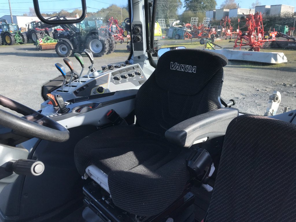 Traktor типа Valtra N 155 ACTIVE + CHARGEUR, Gebrauchtmaschine в UZERCHE (Фотография 10)