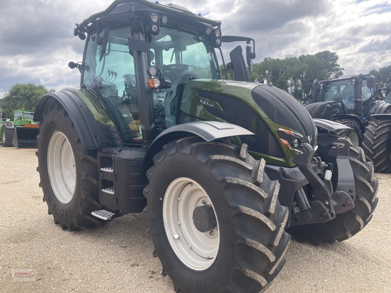 Traktor of the type Valtra n 155 Aktiv Forst, Neumaschine in Mainburg/Wambach (Picture 1)