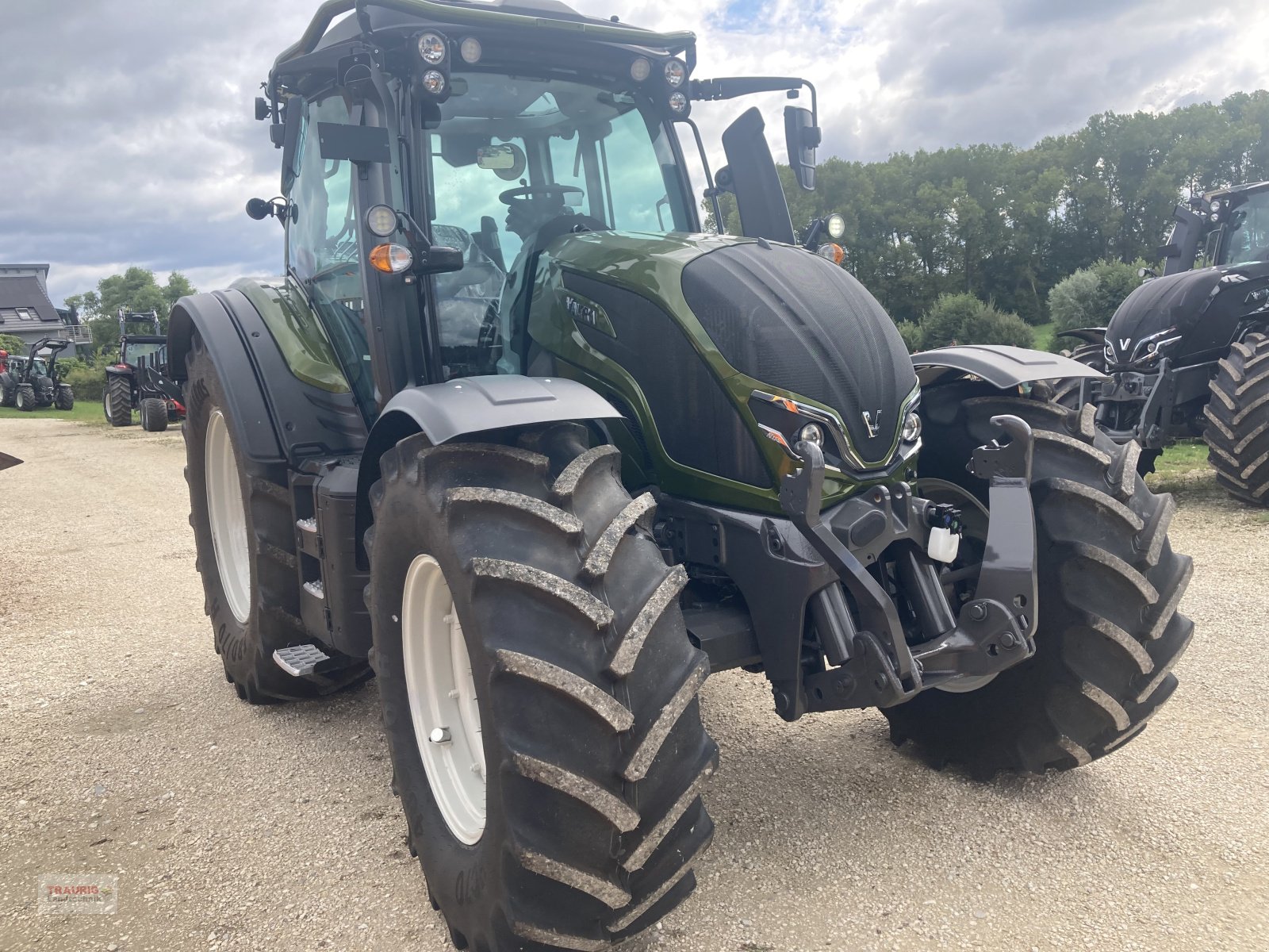 Traktor of the type Valtra n 155 Aktiv Forst, Neumaschine in Mainburg/Wambach (Picture 2)