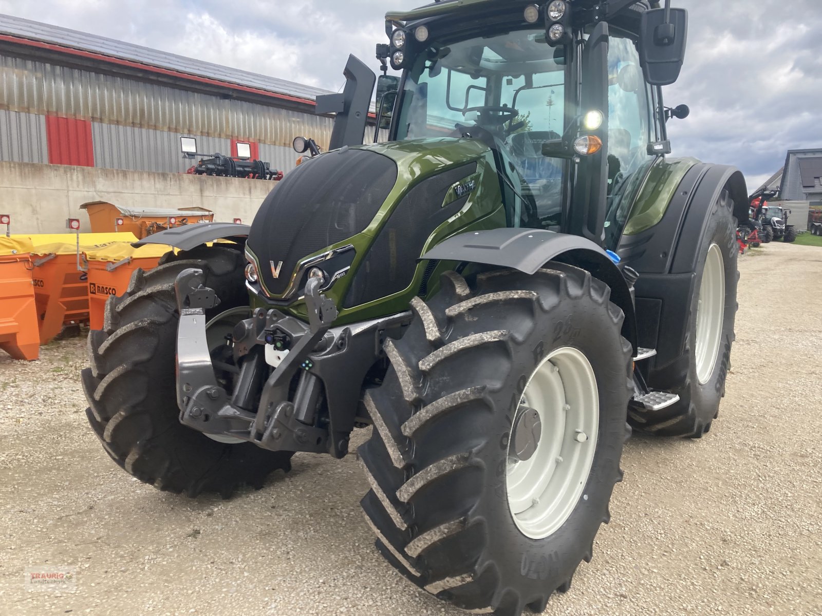 Traktor van het type Valtra n 155 Aktiv Forst, Neumaschine in Mainburg/Wambach (Foto 4)