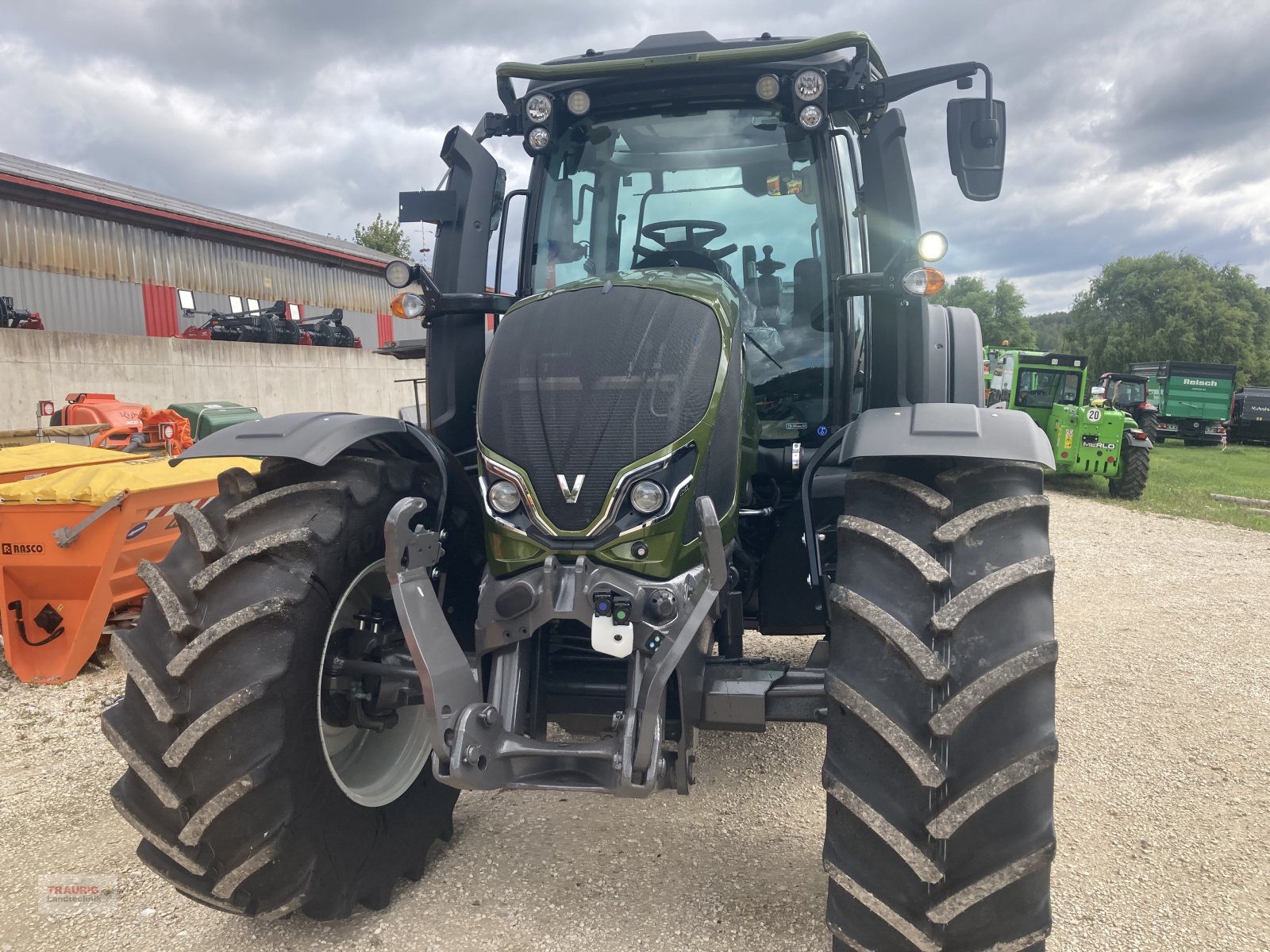 Traktor of the type Valtra n 155 Aktiv Forst, Neumaschine in Mainburg/Wambach (Picture 5)