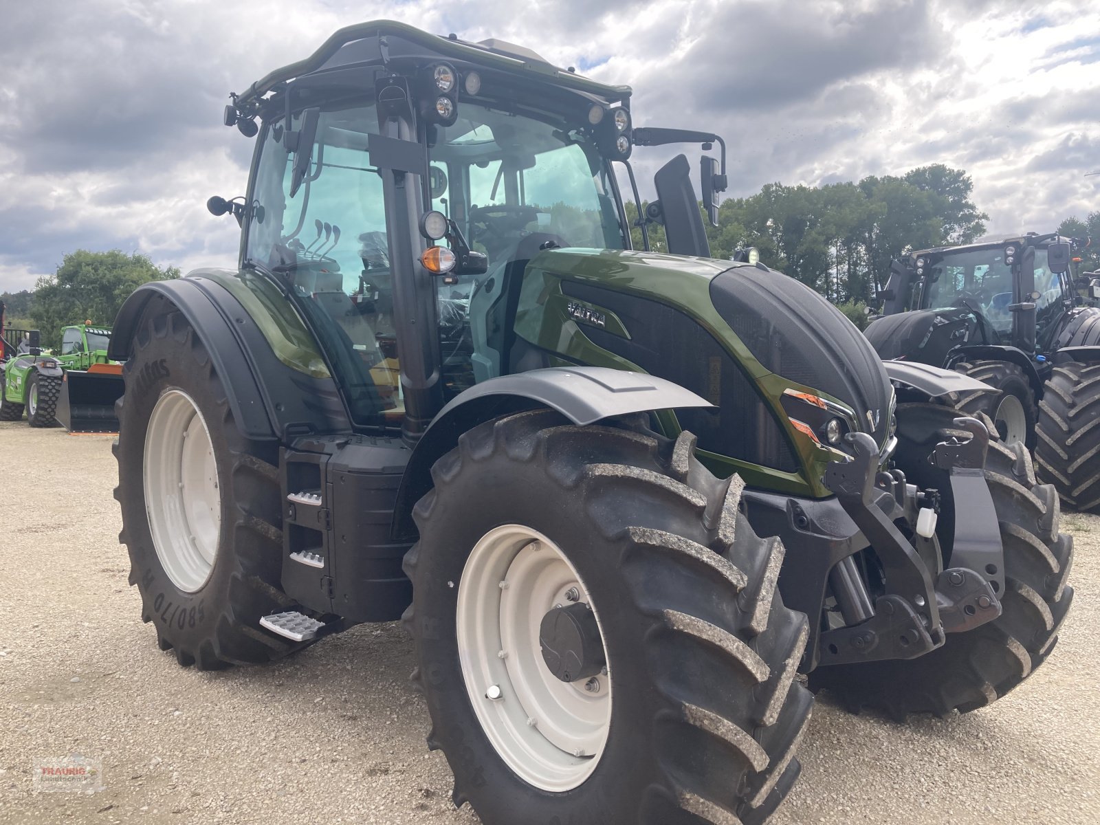 Traktor of the type Valtra n 155 Aktiv Forst, Neumaschine in Mainburg/Wambach (Picture 17)