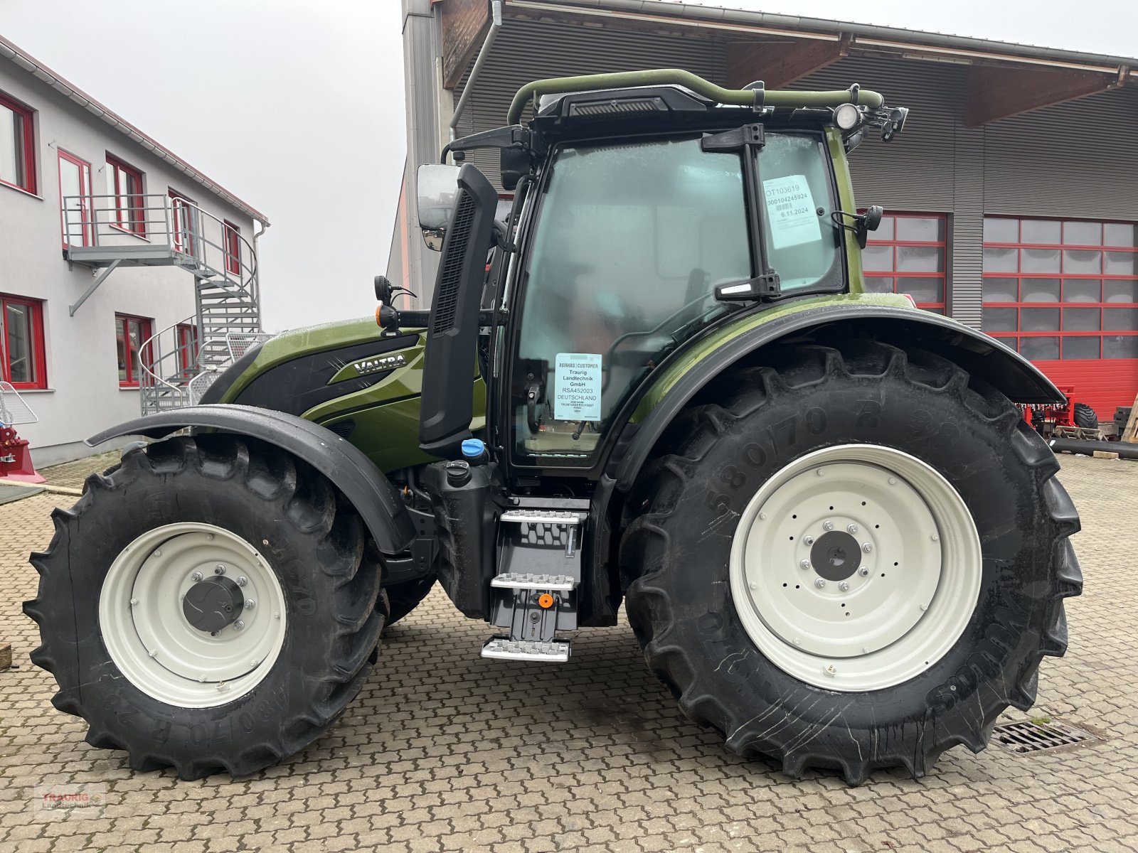 Traktor of the type Valtra N 155 D Forst, Neumaschine in Mainburg/Wambach (Picture 1)