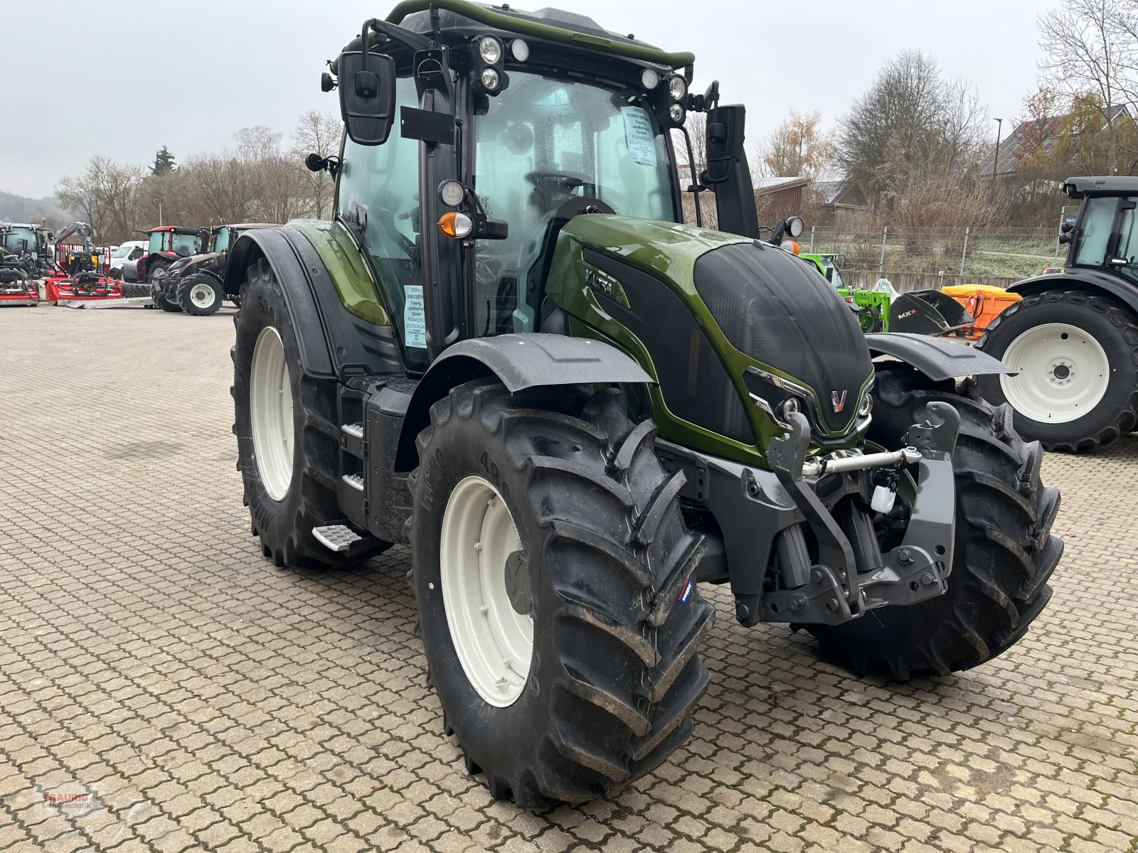 Traktor of the type Valtra N 155 D Forst, Neumaschine in Mainburg/Wambach (Picture 2)