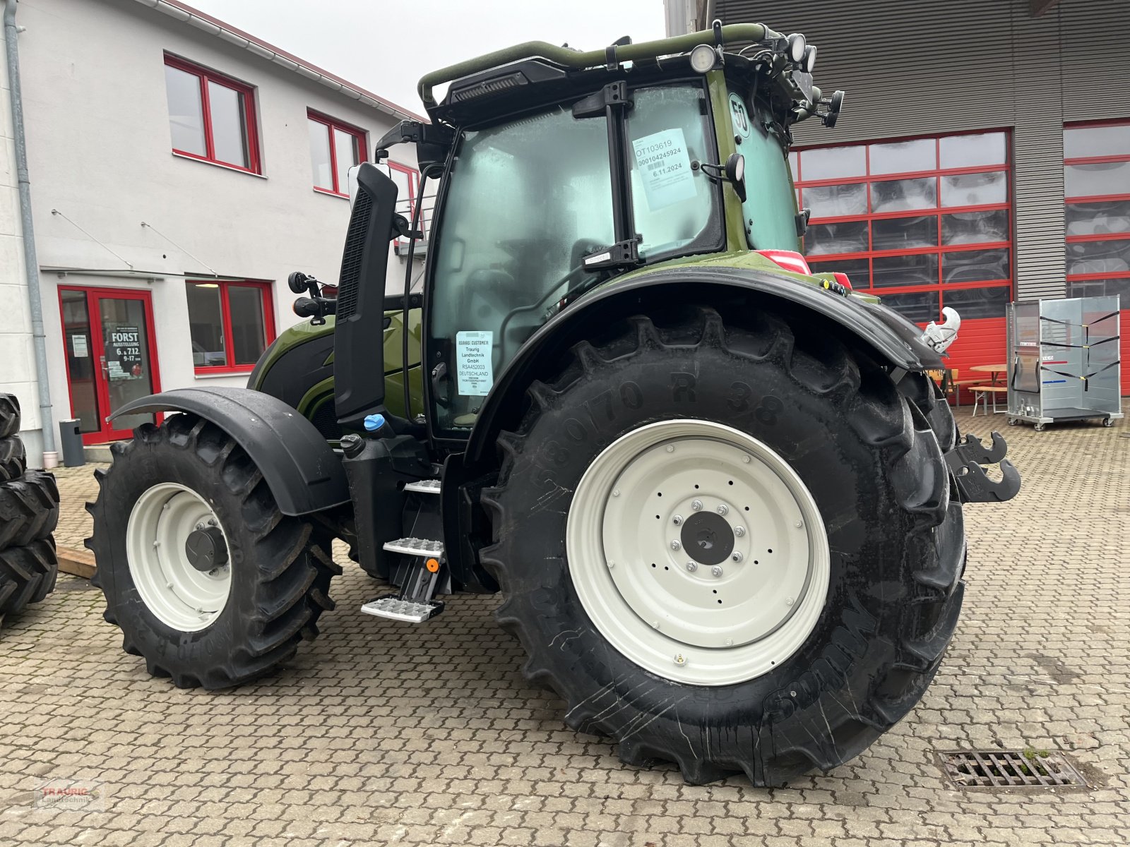 Traktor van het type Valtra N 155 D Forst, Neumaschine in Mainburg/Wambach (Foto 5)