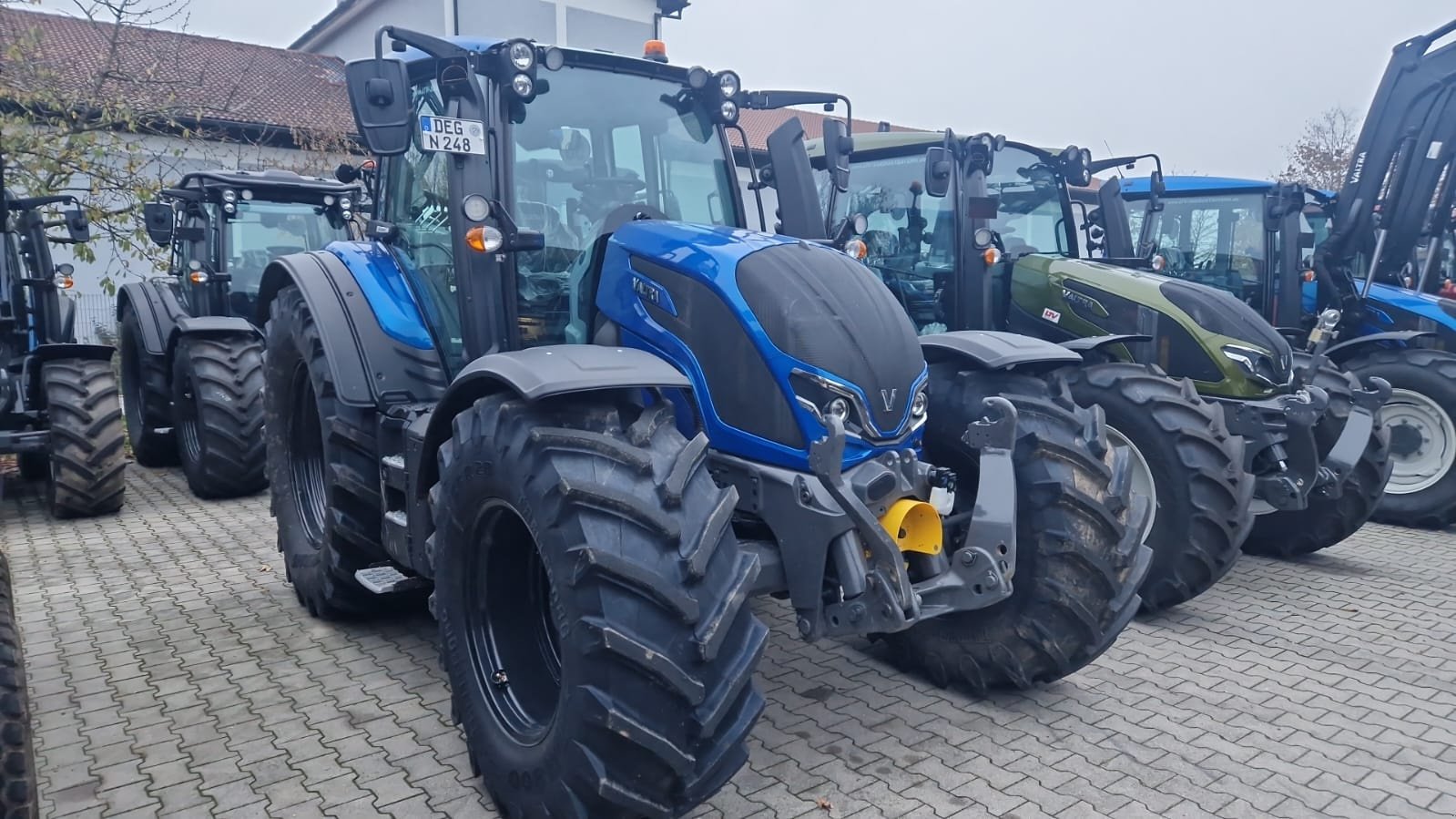 Traktor of the type Valtra N 155 eA Rüfa, Neumaschine in Bodenwöhr/ Taxöldern (Picture 2)