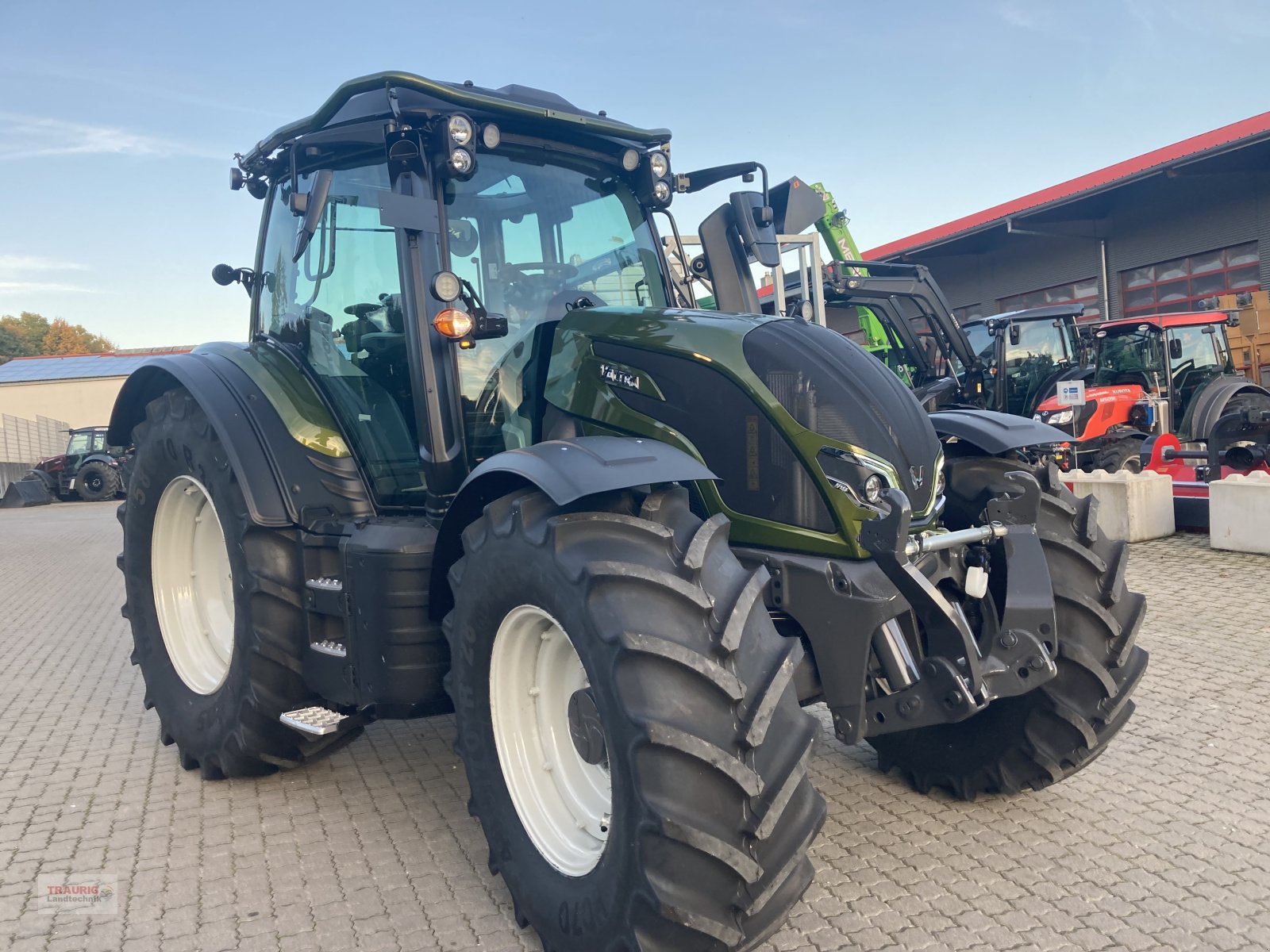 Traktor of the type Valtra N 155D Forst, Neumaschine in Mainburg/Wambach (Picture 1)