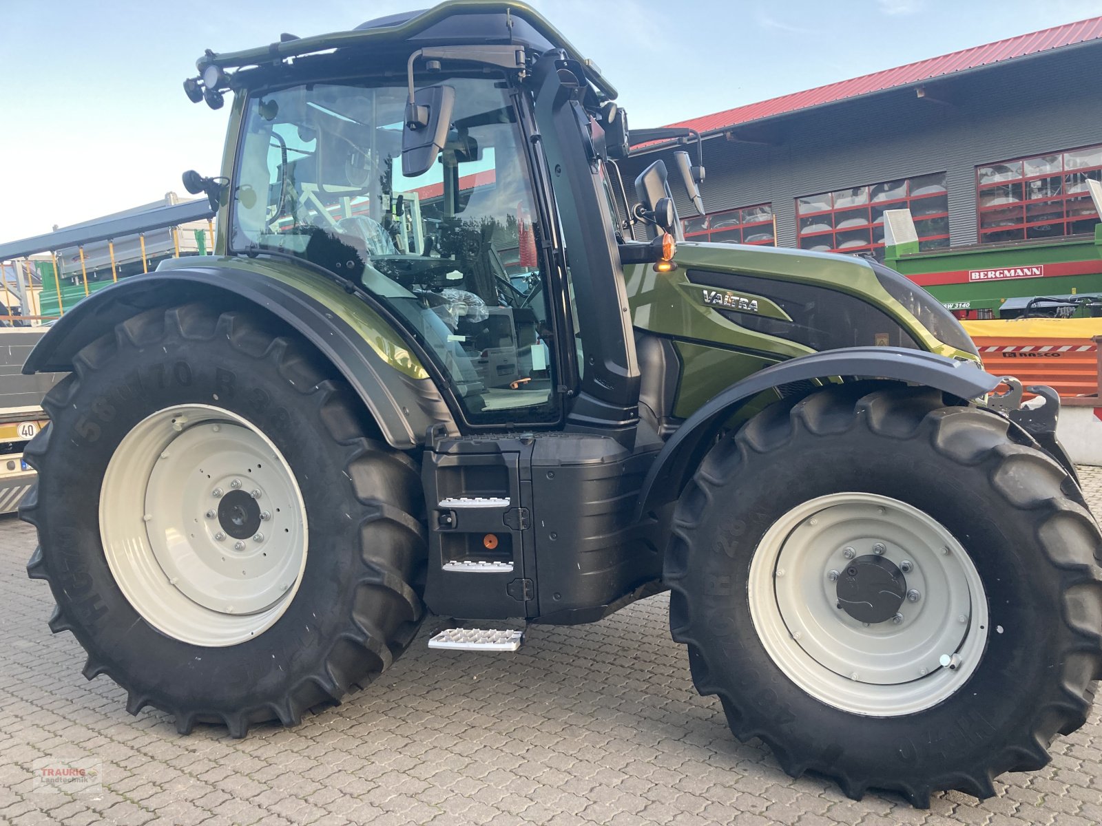 Traktor του τύπου Valtra N 155D Forst, Neumaschine σε Mainburg/Wambach (Φωτογραφία 11)