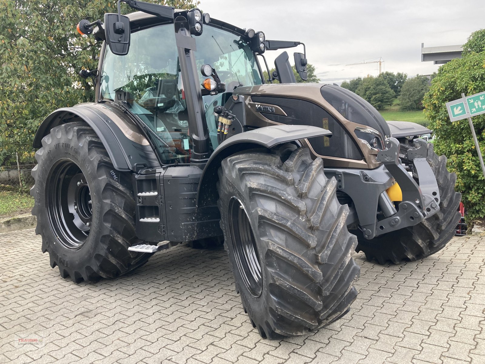 Traktor des Typs Valtra n 155D m. Vollausstattung, Neumaschine in Mainburg/Wambach (Bild 1)