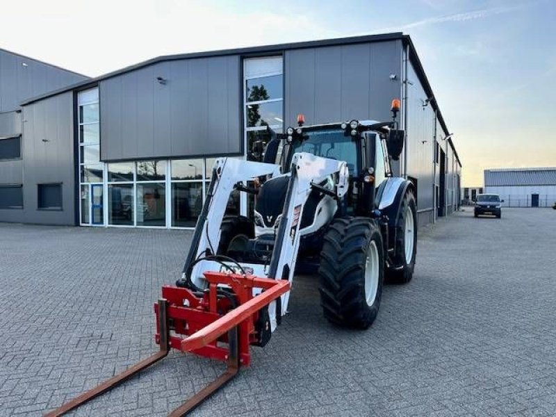 Traktor типа Valtra N104 Hitech met voorlader, Gebrauchtmaschine в Marknesse (Фотография 11)