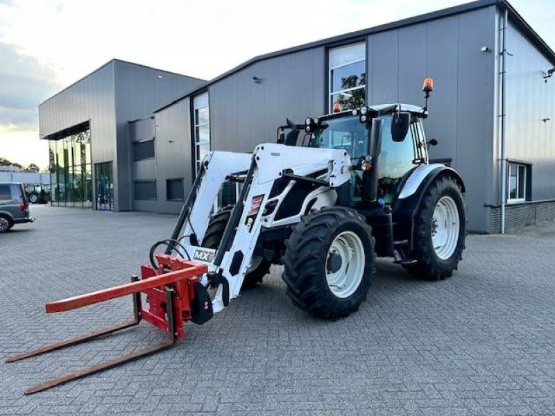 Traktor des Typs Valtra N104 Hitech met voorlader, Gebrauchtmaschine in Marknesse (Bild 3)