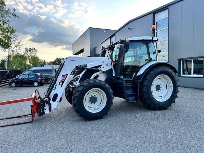 Traktor du type Valtra N104 Hitech met voorlader, Gebrauchtmaschine en Marknesse (Photo 1)