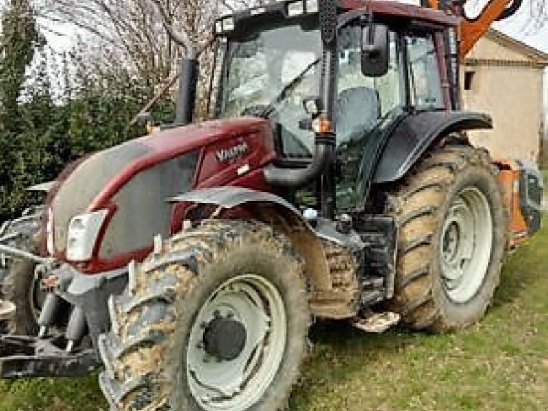 Traktor van het type Valtra N113H5, Gebrauchtmaschine in PEYROLE (Foto 1)