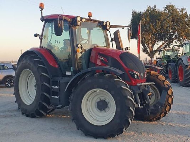 Traktor of the type Valtra N134 H5, Gebrauchtmaschine in PEYROLE (Picture 1)