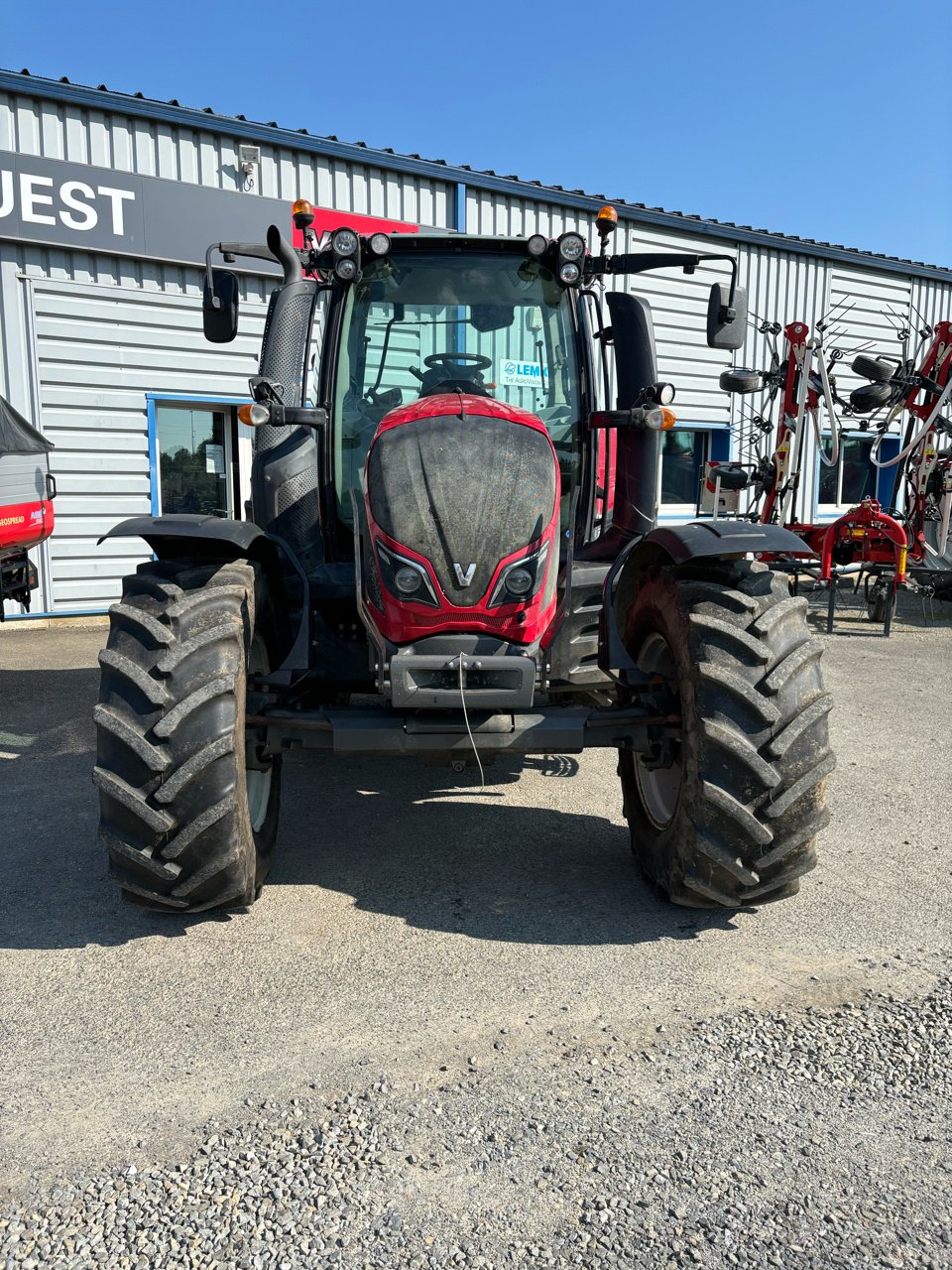 Traktor от тип Valtra N134A, Gebrauchtmaschine в Combourg (Снимка 4)