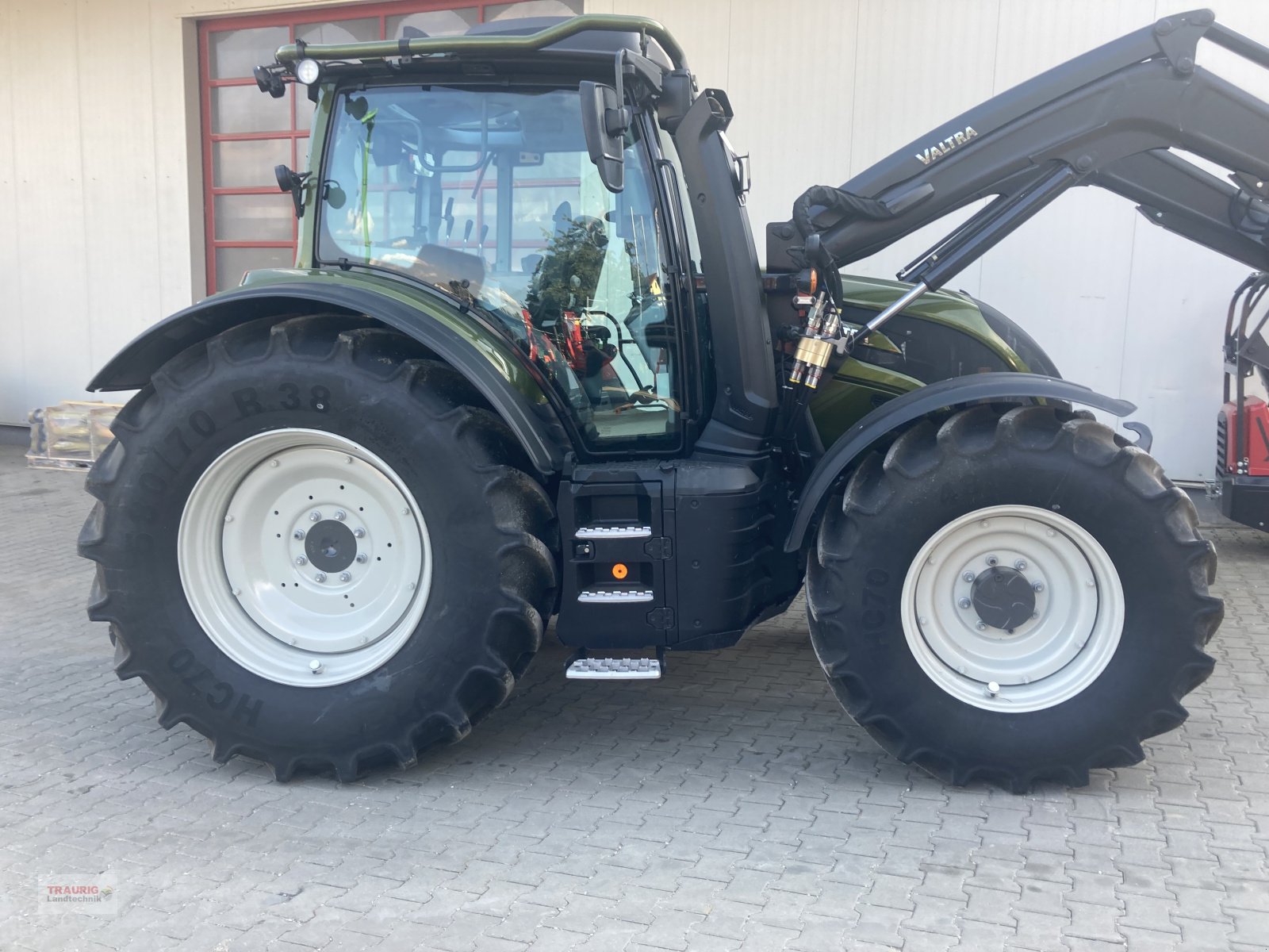 Traktor του τύπου Valtra N135 A Forst, Neumaschine σε Mainburg/Wambach (Φωτογραφία 1)