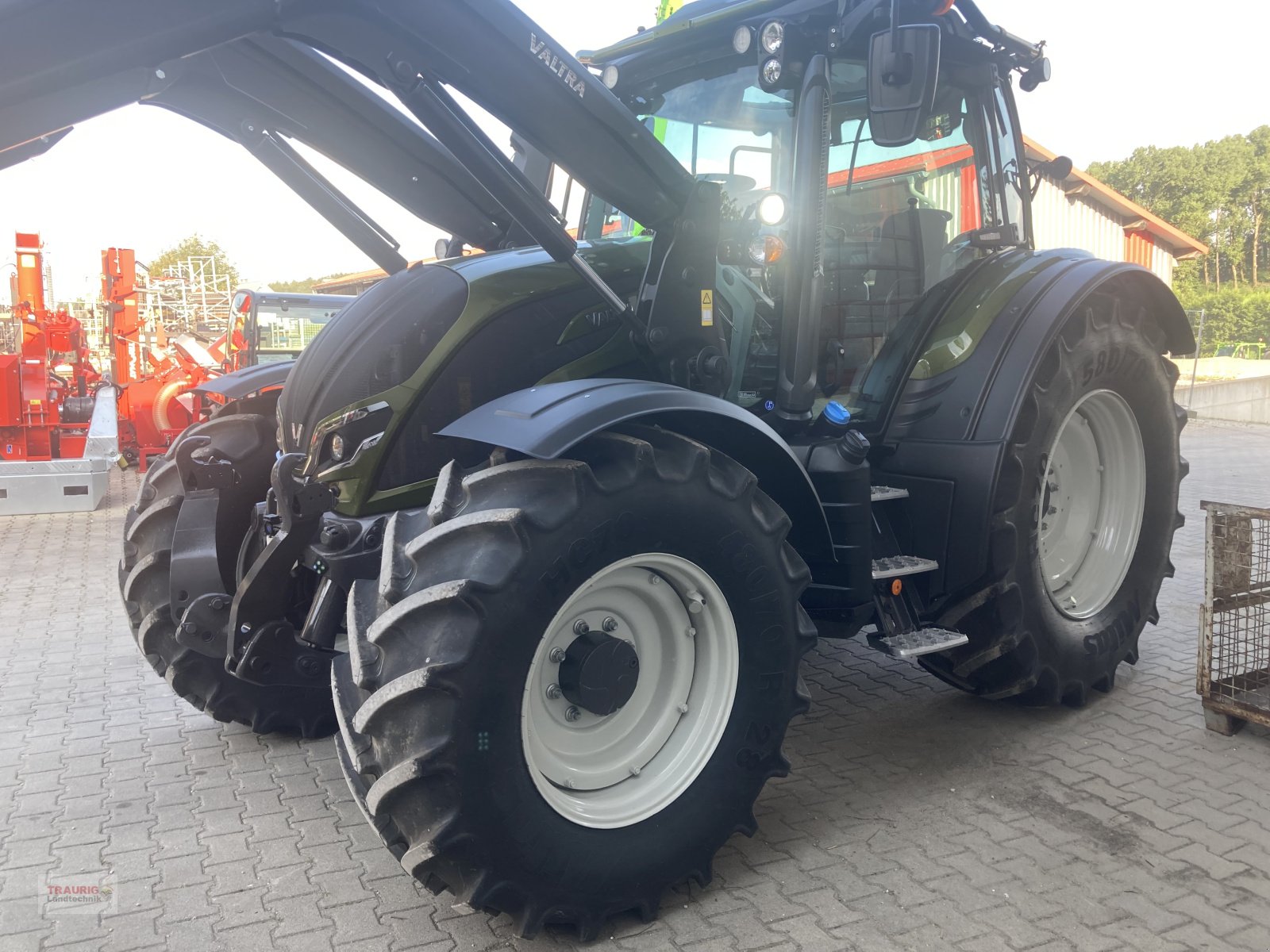 Traktor του τύπου Valtra N135 A Forst, Neumaschine σε Mainburg/Wambach (Φωτογραφία 4)