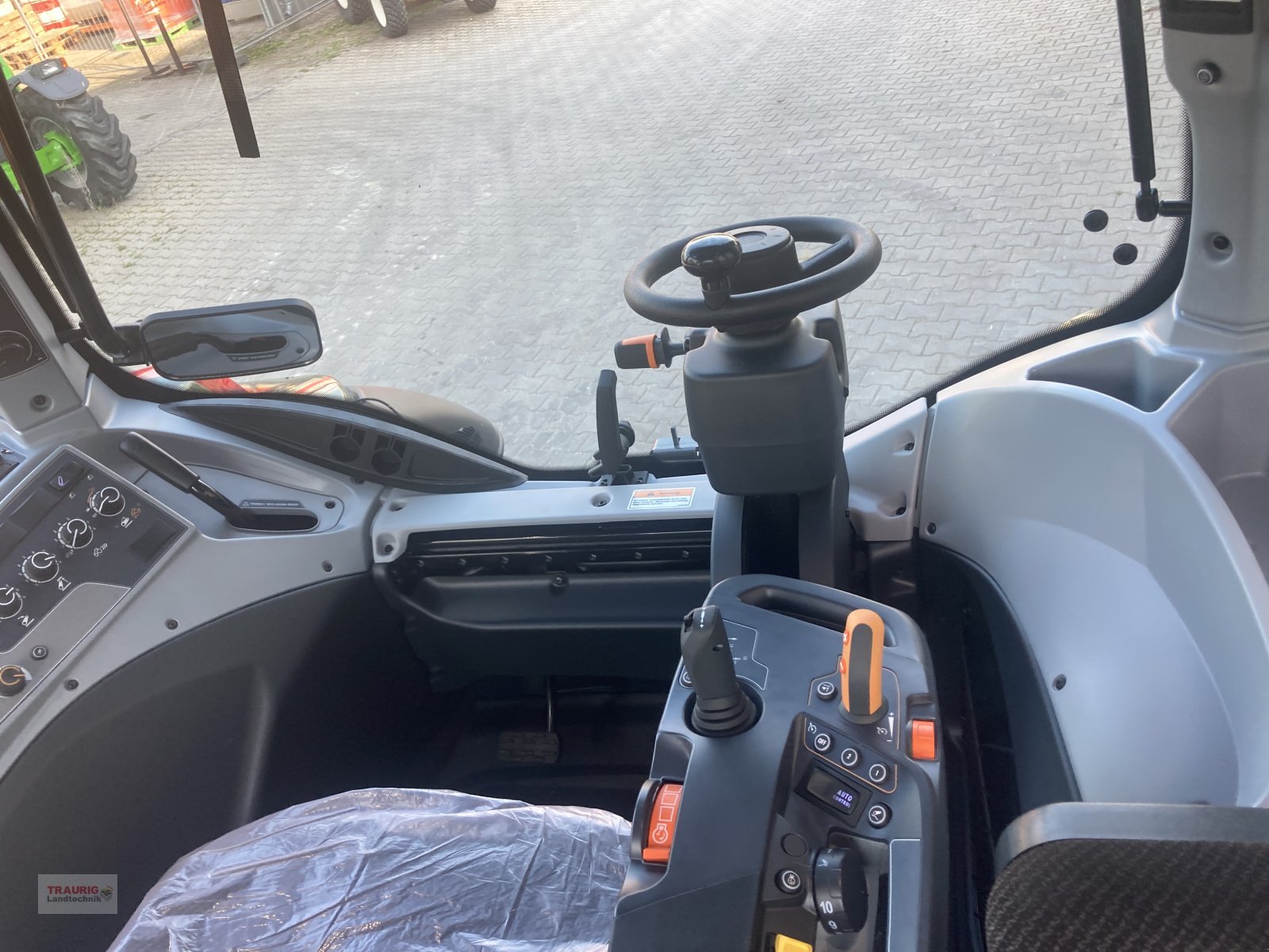 Traktor van het type Valtra N135 A Forst, Neumaschine in Mainburg/Wambach (Foto 17)