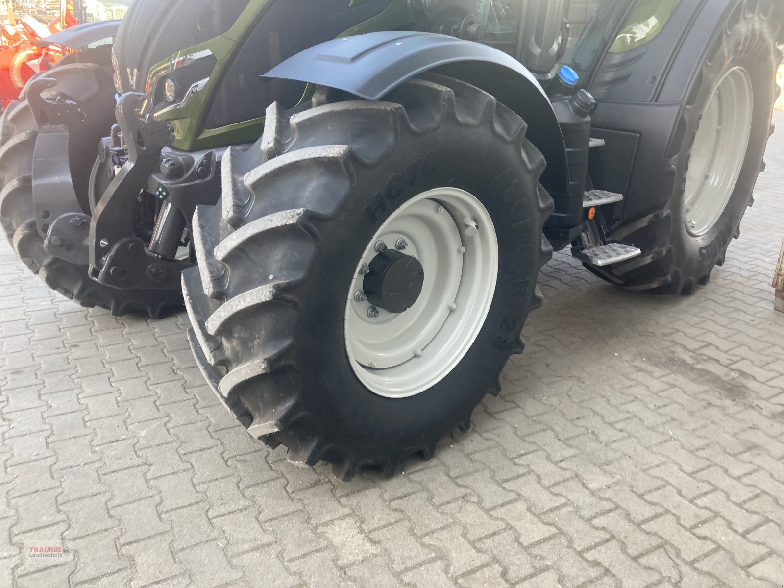 Traktor του τύπου Valtra N135 A Forst, Neumaschine σε Mainburg/Wambach (Φωτογραφία 19)