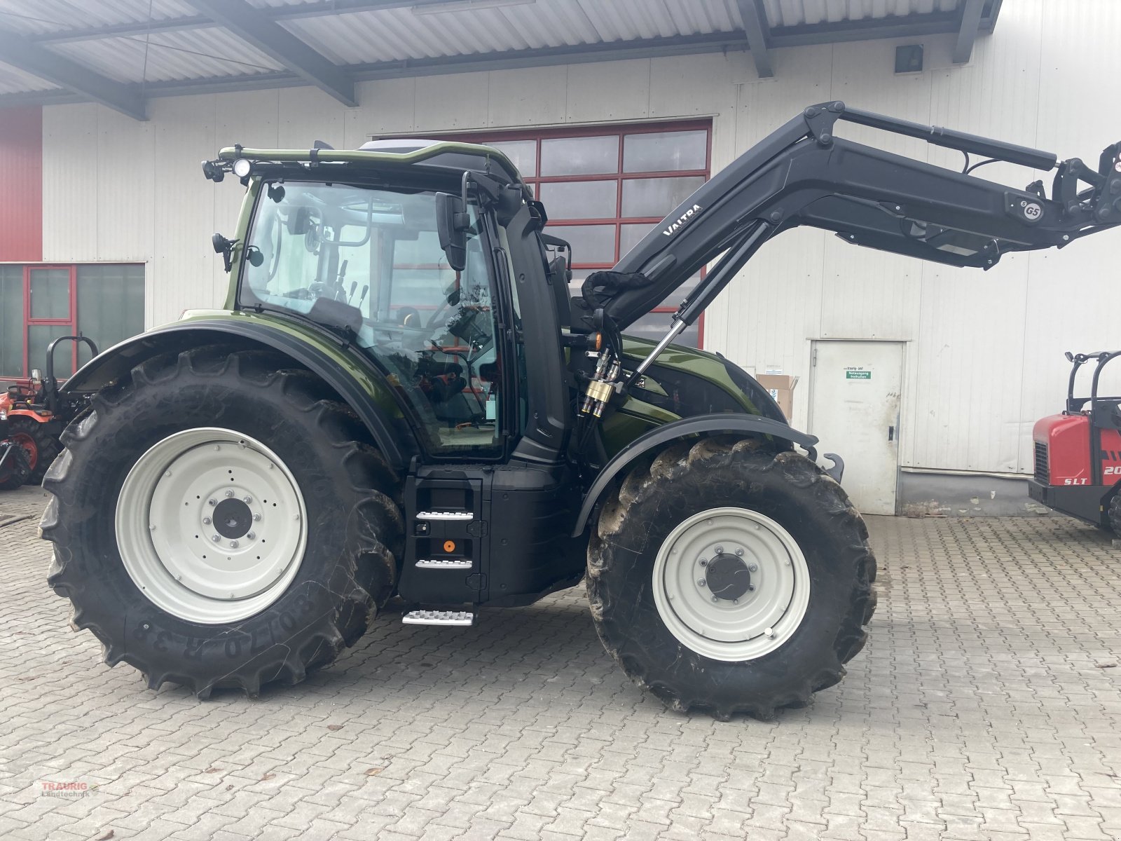 Traktor van het type Valtra N135 A m. Rüfa + Forstkabine, Neumaschine in Mainburg/Wambach (Foto 1)