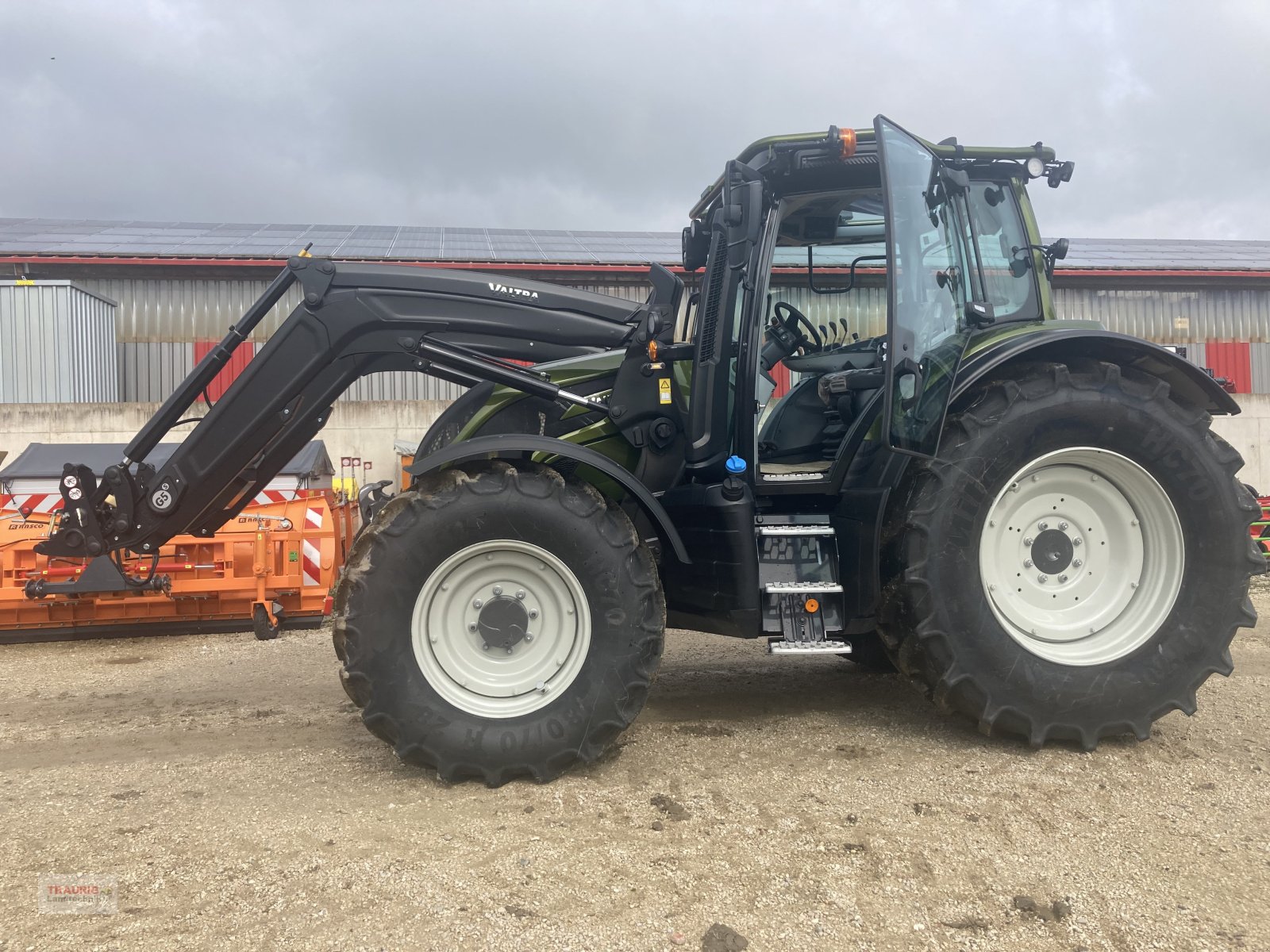 Traktor des Typs Valtra N135 A m. Rüfa + Forstkabine, Neumaschine in Mainburg/Wambach (Bild 2)