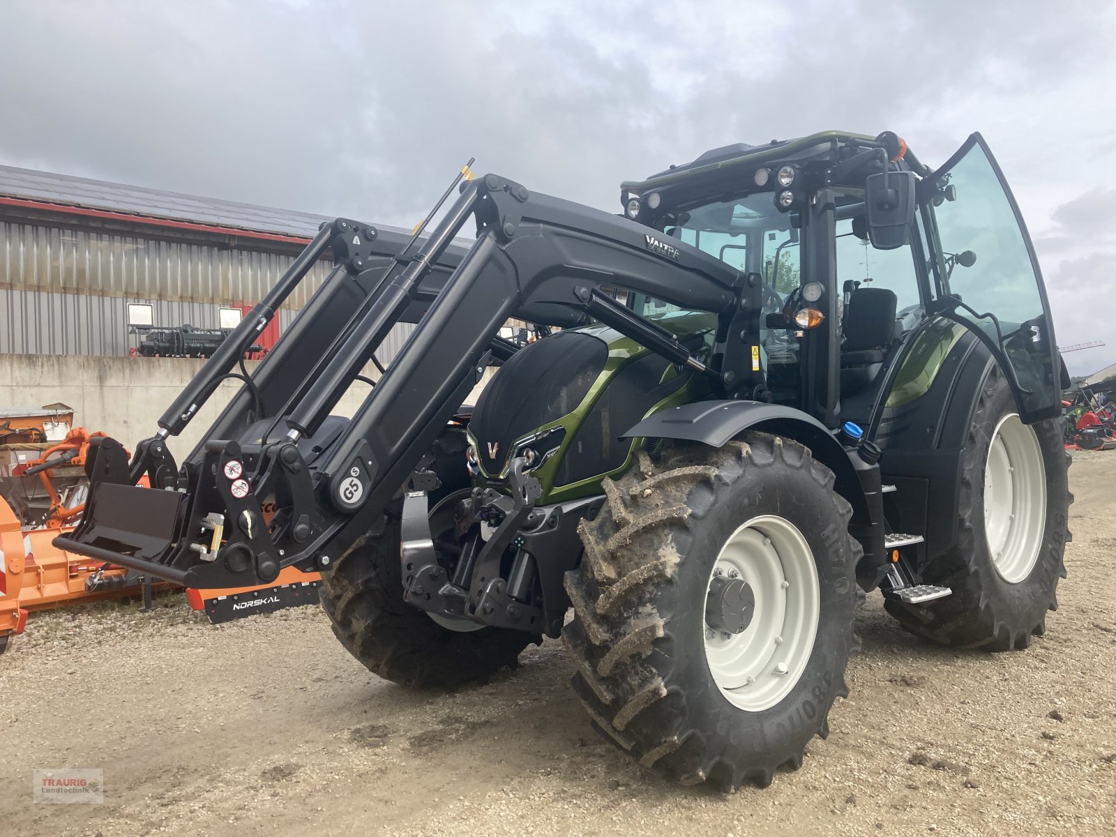 Traktor van het type Valtra N135 A m. Rüfa + Forstkabine, Neumaschine in Mainburg/Wambach (Foto 3)