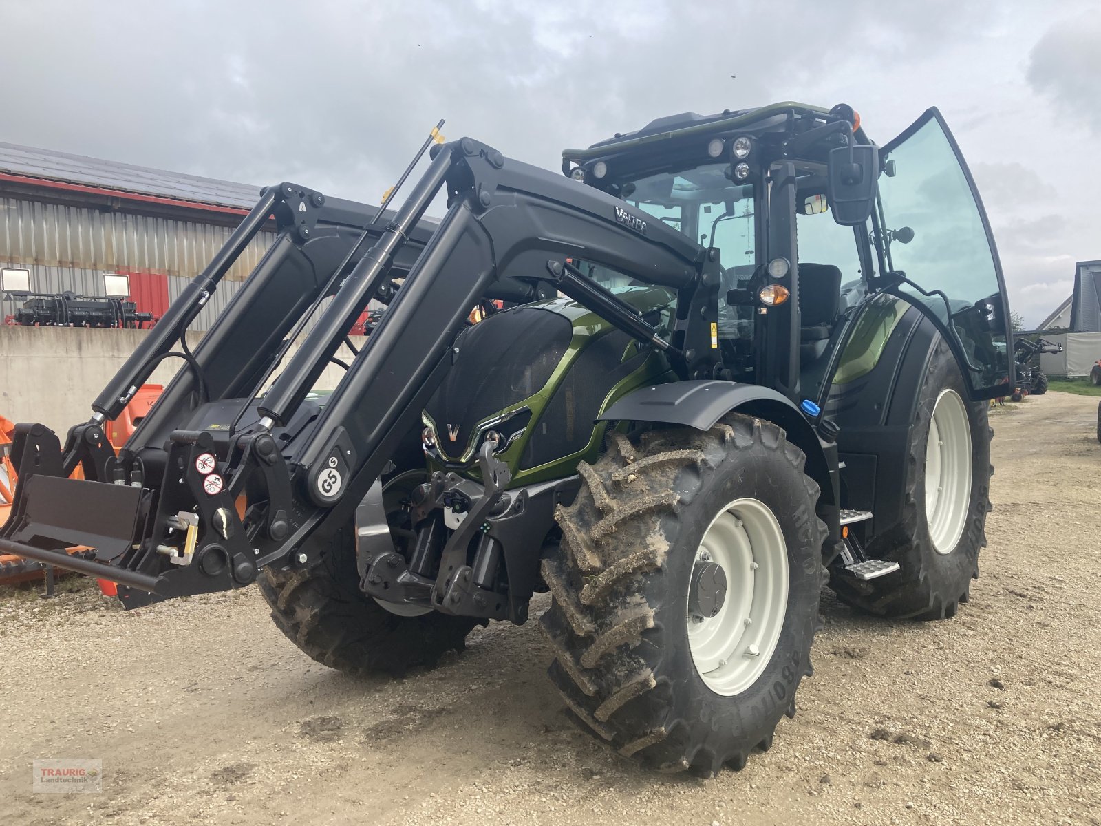 Traktor des Typs Valtra N135 A m. Rüfa + Forstkabine, Neumaschine in Mainburg/Wambach (Bild 4)