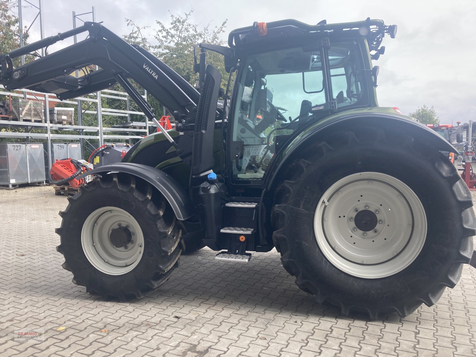 Traktor van het type Valtra N135 A m. Rüfa + Forstkabine, Neumaschine in Mainburg/Wambach (Foto 21)