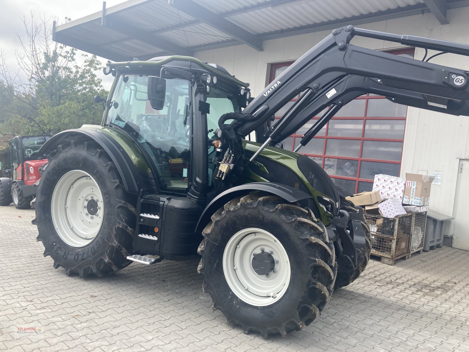 Traktor van het type Valtra N135 A m. Rüfa + Forstkabine, Neumaschine in Mainburg/Wambach (Foto 22)