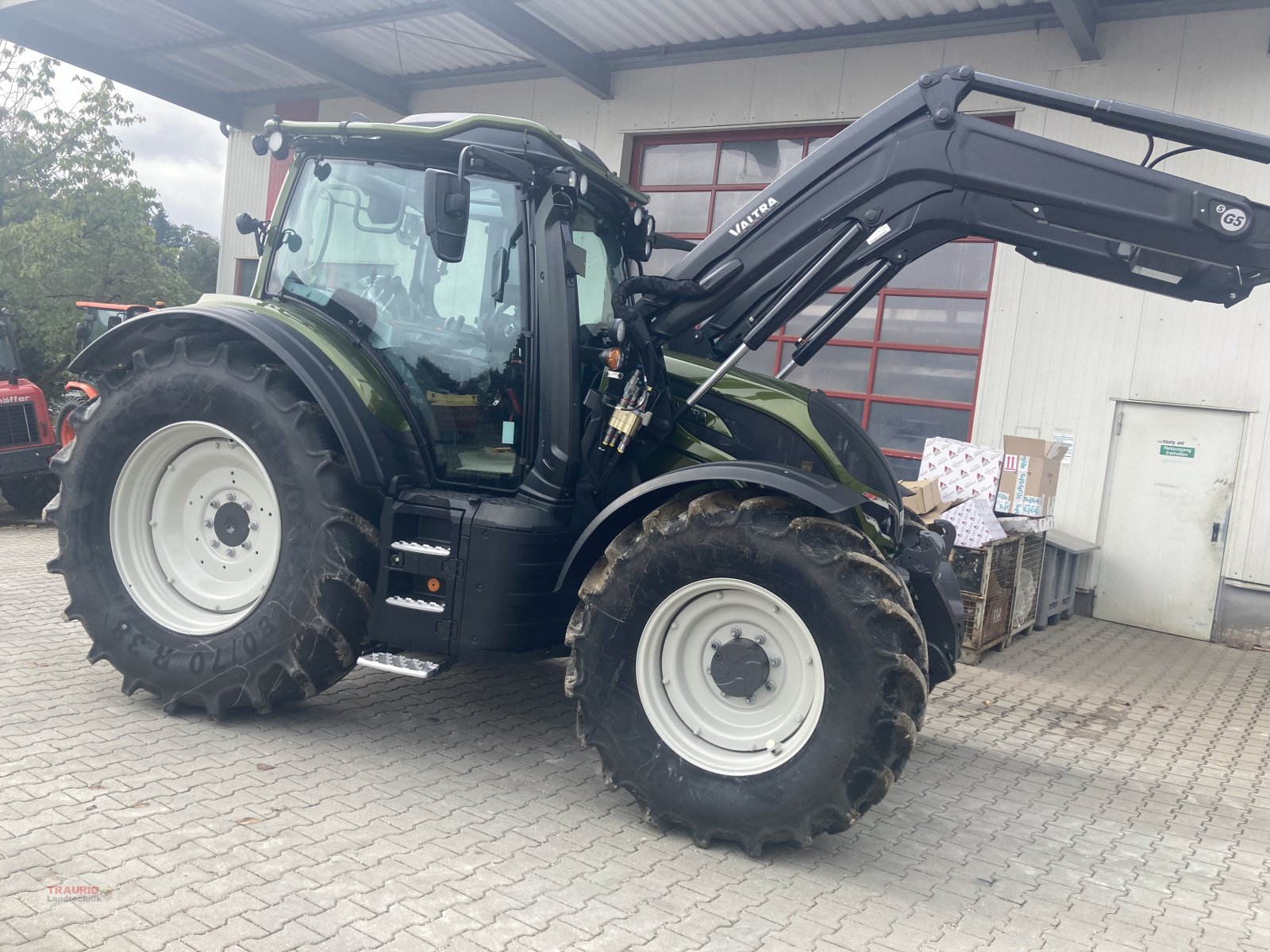 Traktor van het type Valtra N135 A m. Rüfa + Forstkabine, Neumaschine in Mainburg/Wambach (Foto 23)